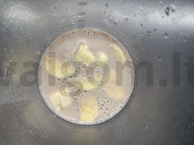 Šokoladinis pieno kokteilis su bananais ir grietinėlėmis Žingsnis 6