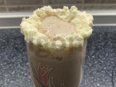 Šokoladinis pieno kokteilis su bananais ir grietinėlėmis pagrindine nuotrauka