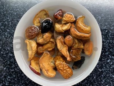 Gėrimas iš džiovintų vaisių, mėtų, cukraus ir muskato riešuto Žingsnis 2