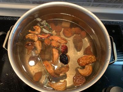 Gėrimas iš džiovintų vaisių, mėtų, cukraus ir muskato riešuto Žingsnis 3