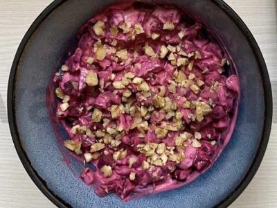 Burokėlių salotas su stalo krienais pagrindine nuotrauka