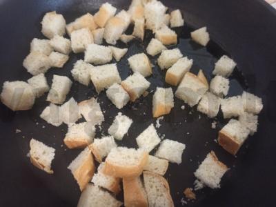 Daržovių salotos su skrudintais duonos kubeliais ir marinuotais cukinijomis Žingsnis 1