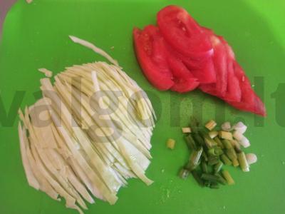 Daržovių salotos su skrudintais duonos kubeliais ir marinuotais cukinijomis Žingsnis 2