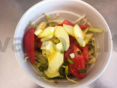 Daržovių salotos su skrudintais duonos kubeliais ir marinuotais cukinijomis Žingsnis 4