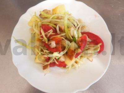 Daržovių salotos su skrudintais duonos kubeliais ir marinuotais cukinijomis pagrindine nuotrauka