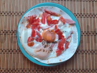 Kiaušinienė ant lavašo su dešra, pomidoru ir rukola Žingsnis 4