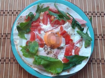 Kiaušinienė ant lavašo su dešra, pomidoru ir rukola pagrindine nuotrauka