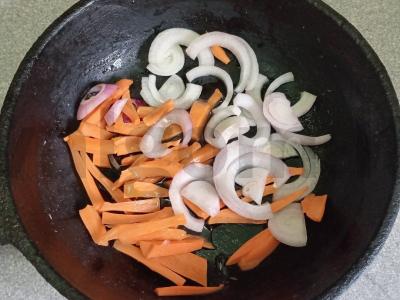 Bulguro plovas su kalakutienos šlaunelių filė ir kmynais Žingsnis 1