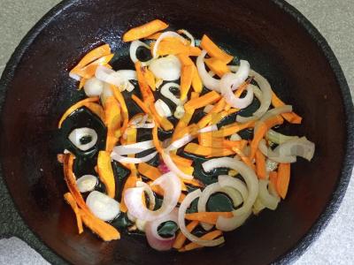 Bulguro plovas su kalakutienos šlaunelių filė ir kmynais Žingsnis 2