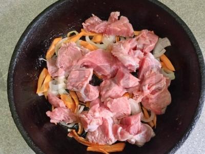 Bulguro plovas su kalakutienos šlaunelių filė ir kmynais Žingsnis 3