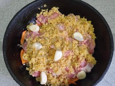 Bulguro plovas su kalakutienos šlaunelių filė ir kmynais Žingsnis 5