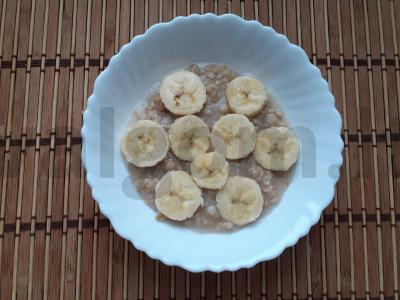 Avižinė košė su bananais ir sėklų mišiniu Žingsnis 3