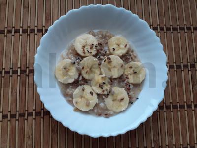 Avižinė košė su bananais ir sėklų mišiniu pagrindine nuotrauka