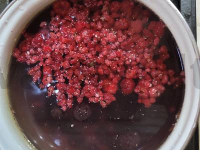 Ryškus kompotas su gervuogėmis, avietėmis ir šermukšniu Žingsnis 2