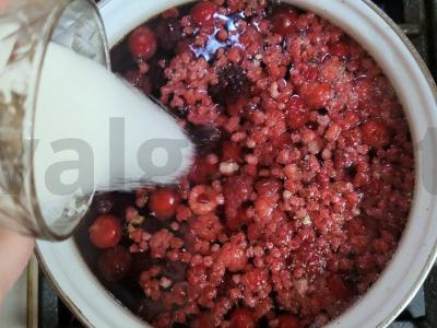 Ryškus kompotas su gervuogėmis, avietėmis ir šermukšniu Žingsnis 4