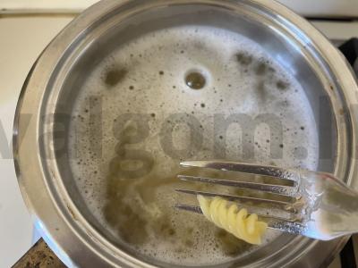 Makaronai su troškiniu ir žolelėmis per 20 minučių Žingsnis 1