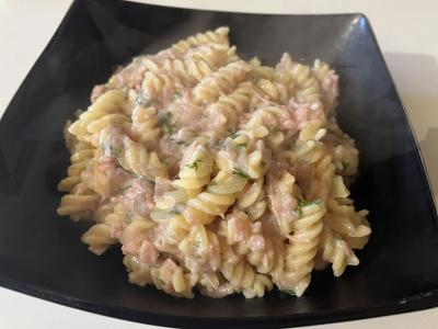 Makaronai su troškiniu ir žolelėmis per 20 minučių pagrindine nuotrauka