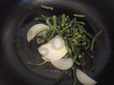 Keptas bulvės su česnako stiebais ir svogūnais Žingsnis 1