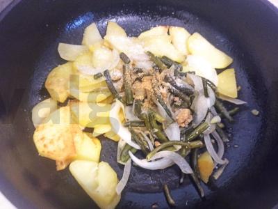 Keptas bulvės su česnako stiebais ir svogūnais Žingsnis 3