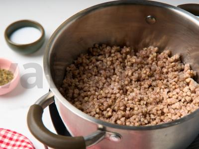 Žalioji grikių košė su keptų daržovių padažu Žingsnis 1