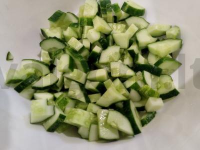 Salotos su agurkais, žirneliais ir paprikomis Žingsnis 1