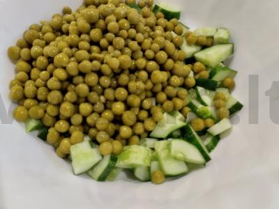 Salotos su agurkais, žirneliais ir paprikomis Žingsnis 2