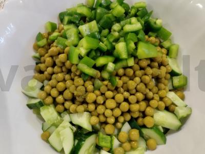 Salotos su agurkais, žirneliais ir paprikomis Žingsnis 3