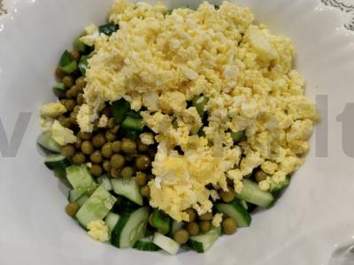 Salotos su agurkais, žirneliais ir paprikomis Žingsnis 4