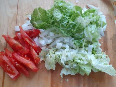 Daržovių salotas su pesto padažu lavaše Žingsnis 1