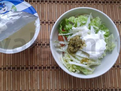 Daržovių salotas su pesto padažu lavaše Žingsnis 2