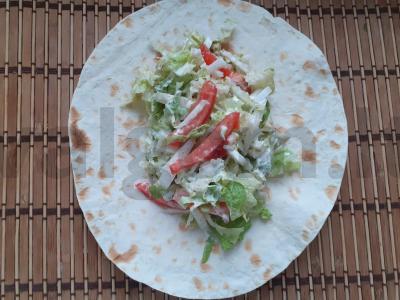 Daržovių salotas su pesto padažu lavaše Žingsnis 3