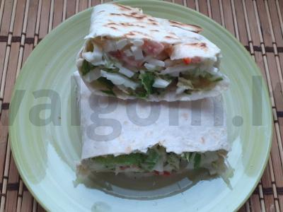 Daržovių salotas su pesto padažu lavaše pagrindine nuotrauka