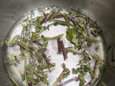 Karštas vynas su apelsinu ir prieskoniais raudoname vyne Žingsnis 1