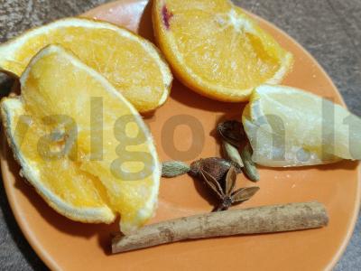 Karštas vynas su apelsinu ir prieskoniais raudoname vyne Žingsnis 2