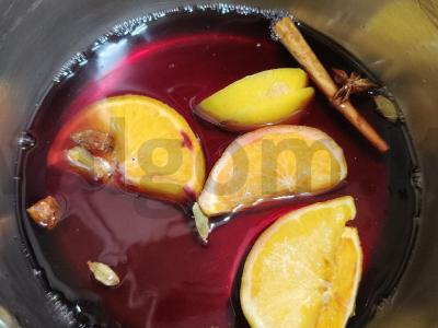 Karštas vynas su apelsinu ir prieskoniais raudoname vyne pagrindine nuotrauka