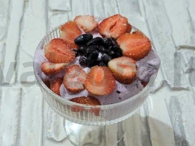 Desertas iš ledų su sausainiais, braškėmis ir šilauogėmis pagrindine nuotrauka