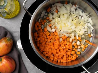 Tirštas pomidorų sriuba su grilio sūriu Žingsnis 1