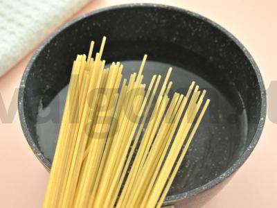 Jūriniai spageti su konservu ir sūriu Žingsnis 1