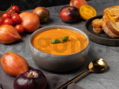 Tirštas pomidorų sriuba su grilio sūriu pagrindine nuotrauka