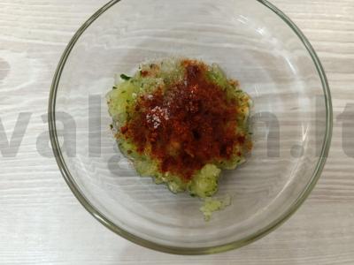 Aštrus grietinės padažas su agurku Žingsnis 3