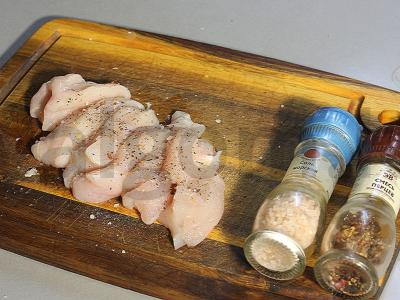 Vištienos krūtinėlė su suluguni ir kurkuma Žingsnis 1