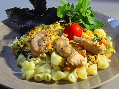 Vištienos krūtinėlė su suluguni ir kurkuma pagrindine nuotrauka