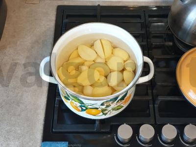 Bulvių košė su parmezano sūriu ir dešra Žingsnis 1