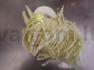 Rulonas su kopūstais ir troškinta mėsa vakarienei Žingsnis 2