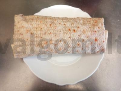 Rulonas su kopūstais ir troškinta mėsa vakarienei pagrindine nuotrauka