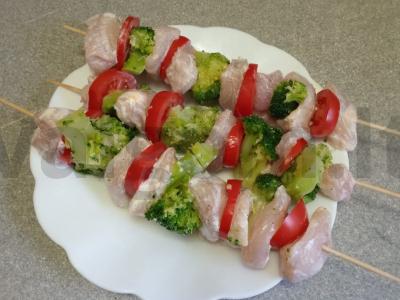 Aštrūs vištienos krūtinėlės šašlykai su brokoliais ir pomidoru Žingsnis 4