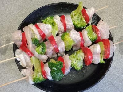 Aštrūs vištienos krūtinėlės šašlykai su brokoliais ir pomidoru Žingsnis 5