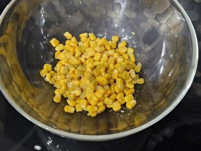 Salotos su kukurūzais ir česnakų sūriu Žingsnis 1