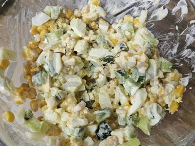 Salotos su kukurūzais ir česnakų sūriu pagrindine nuotrauka