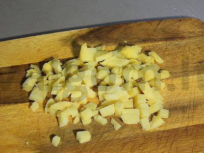 Bulvių salotos su silke ir agurkais Žingsnis 1